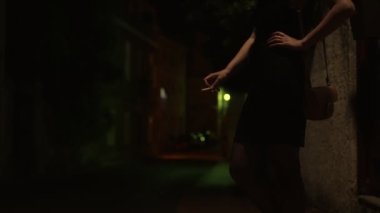 Sokakta sigara içen bir kadın fahişe..