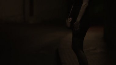 İstemci için bekleyen gece sokak fahişe.