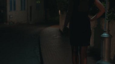 İstemci için bekleyen gece sokak fahişe.