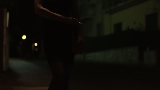 Sokakta Sigara Içen Bir Kadın Fahişe — Stok video