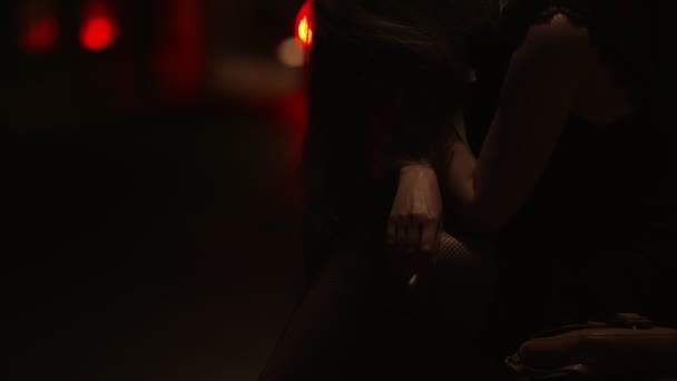 Gece Sokakta Oturan Sarhoş Kadın — Stok video