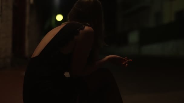 Dronken Vrouw Zittend Avond Straat — Stockvideo