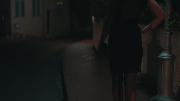 夜の街中でクライアントの待機を売春婦します — ストック動画