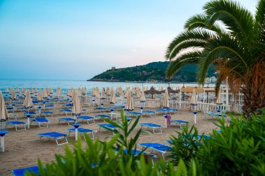 Scauri, İtalya 'da kumsalda güneşlik ve şemsiyeler.