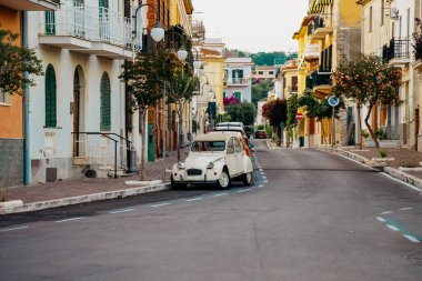 Scauri, İtalya 'da eski arabası olan tipik bir İtalyan caddesi..