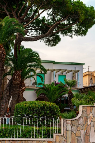 Retrato Edificio Apartamentos Tropicales Con Árboles — Foto de Stock