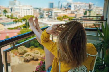 Kadınlar balkonda tatil yapmayı severler..