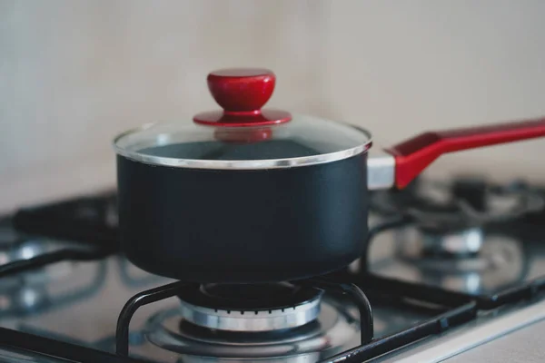 Panela Com Tampa Vermelha Fogão Gás — Fotografia de Stock