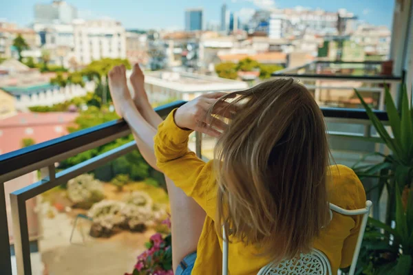 Woman Enjoys Her Vacations Balcony — Stok fotoğraf