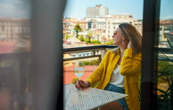 Woman White Wine Enjoys Her Vacations Balcony — Stockfoto