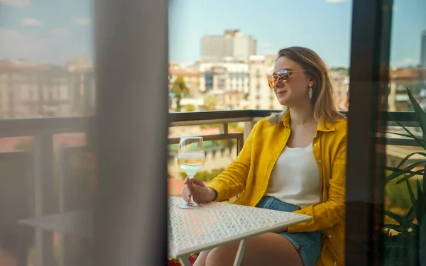 Woman White Wine Enjoys Her Vacations Balcony — Stockfoto