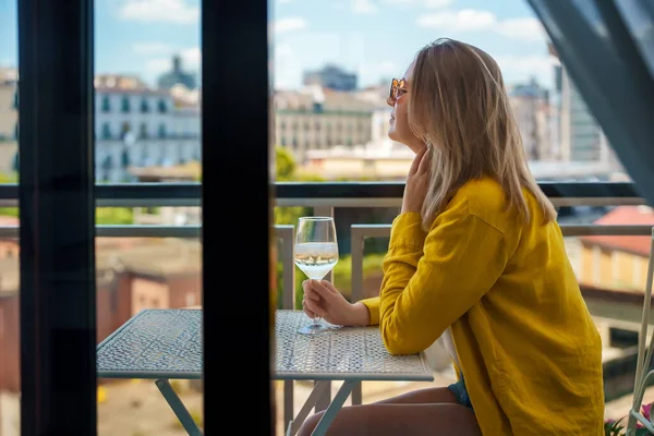 Woman White Wine Enjoys Her Vacations Balcony — Stock Photo, Image