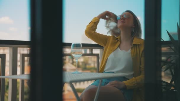Mujer Con Vino Blanco Disfruta Sus Vacaciones Balcón — Vídeo de stock