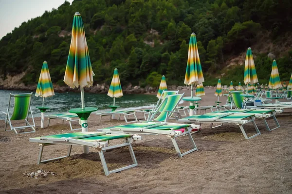 Шезлонги Зонтики Частном Пляже — стоковое фото