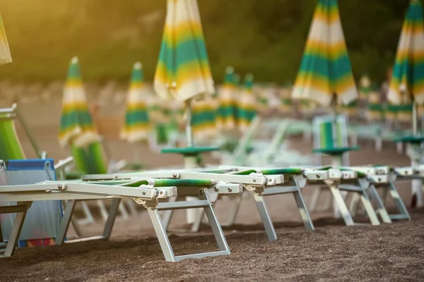 私人海滩上的日光浴和雨伞 — 图库照片