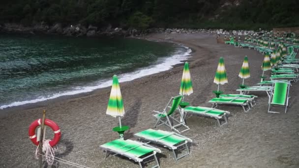 Sun Loungers Umbrellas Sassolini Beach — ストック動画