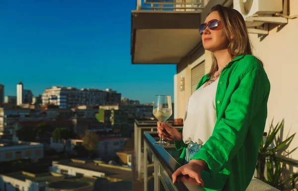 Woman White Wine Enjoys Sunset Her Balcony — Stock Photo, Image