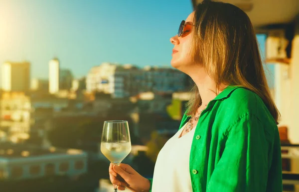 Женщина Белым Вином Наслаждается Закатом Балконе — стоковое фото