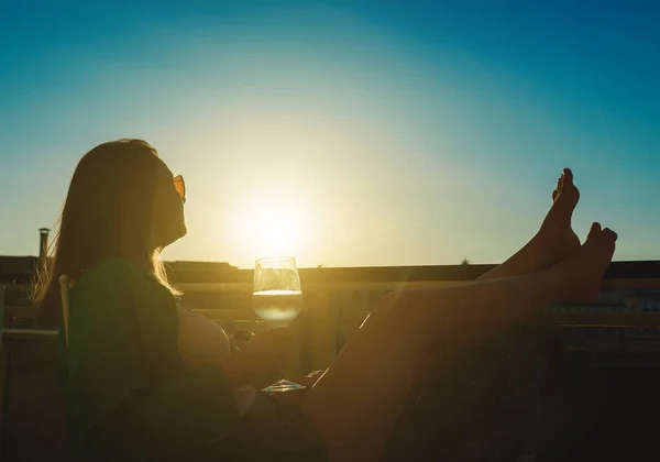Frau Mit Weißwein Genießt Den Sonnenuntergang Auf Ihrem Balkon — Stockfoto