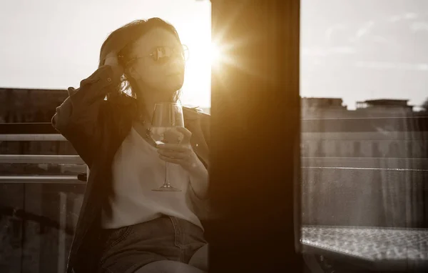 Woman White Wine Enjoys Sunset Her Balcony — Foto Stock
