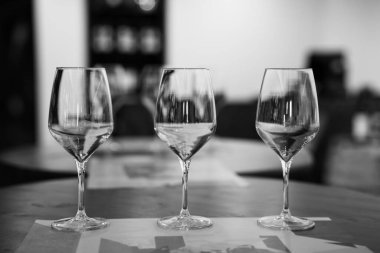 Şaraphanede boş şarap kadehleri..