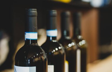 Şarap dükkanında kırmızı şarap şişeleri.