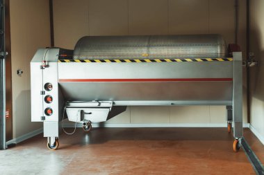 Üzümleri ezmek ve sırtı ayırmak için ekipman.