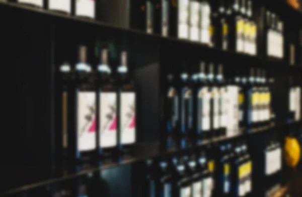 Regal Mit Verschiedenen Flaschen Verkostungsraum Des Weinguts — Stockfoto