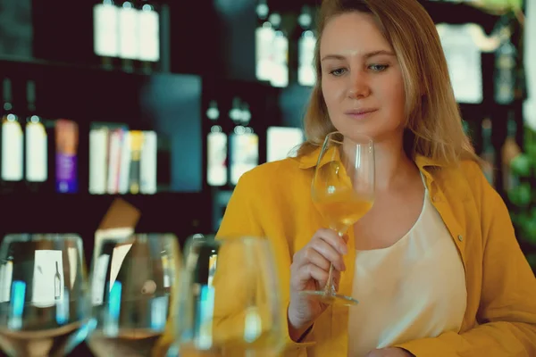 Woman Tasting White Wine Winery — Fotografia de Stock