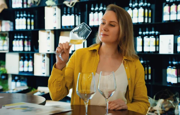 Женщина Пробует Белое Вино Винодельне — стоковое фото