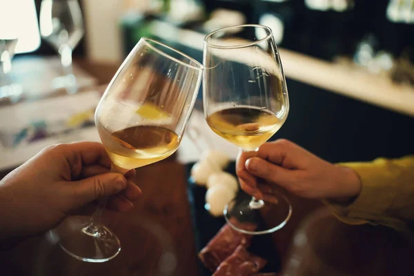 Man Woman Clink Glasses White Wine — Stock Photo, Image