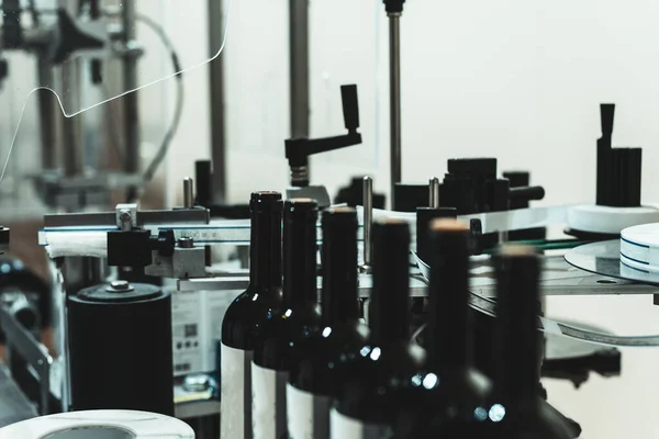 Automatyczna Linia Etykietowania Butelek Fabryce Wina — Zdjęcie stockowe