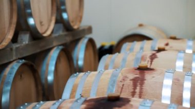 Şarap fıçıları mahzende yığılmış.