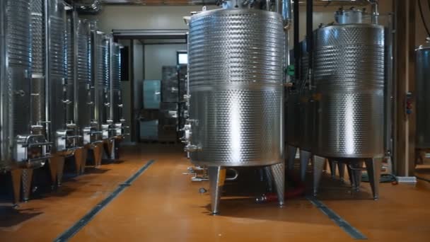 Intérieur Usine Vin Moderne Avec Réservoirs — Video