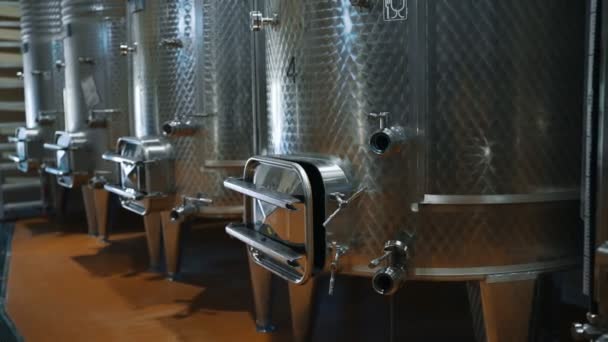 Moderno Interno Della Fabbrica Vino Con Serbatoi — Video Stock