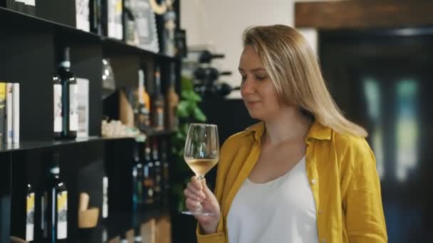 Женщина Пробует Белое Вино Винодельне — стоковое видео