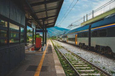 Çift katlı tren İtalya 'daki tren istasyonundan geçiyor..