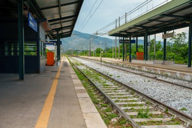 İtalya 'daki tipik kırsal tren istasyonu.