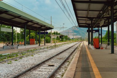 İtalya 'daki tipik kırsal tren istasyonu.