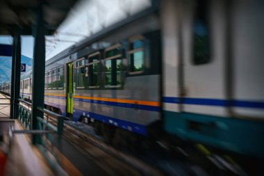 Tren İtalya 'daki düzenli kırsal tren istasyonuna varır..