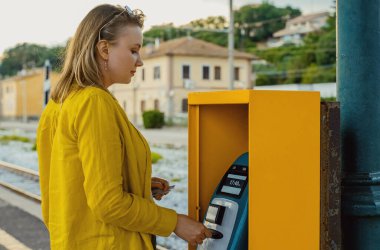 Kadın İtalya 'da tren biletini onaylıyor.
