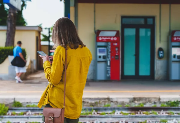 Woman Smartphone Waiting Her Train — Fotografia de Stock
