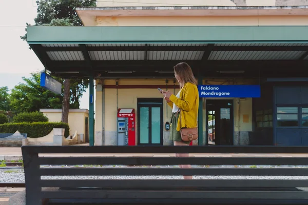 Woman Smartphone Waiting Her Train — 图库照片