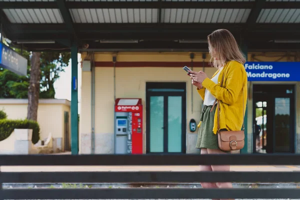 Woman Smartphone Waiting Her Train — Foto de Stock