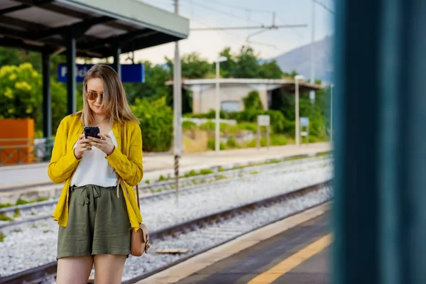 Woman Smartphone Waiting Her Train — Foto de Stock