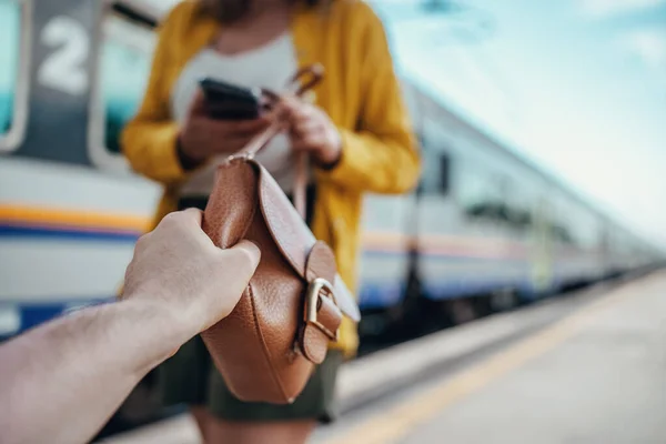 Thief Robs Woman Handbag Train Station — Stock Fotó