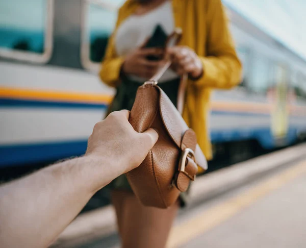 Thief Robs Woman Handbag Train Station — Stockfoto