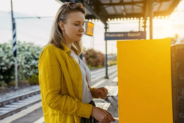 Woman Validates Train Ticket Italy — 图库照片