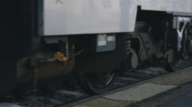 Tren istasyonundan hareket ediyor..