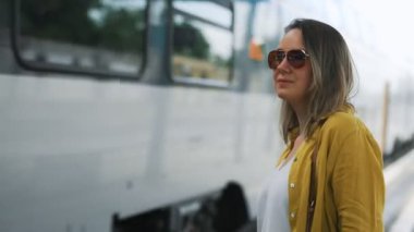 İstasyondan geçen kadın ve tren..